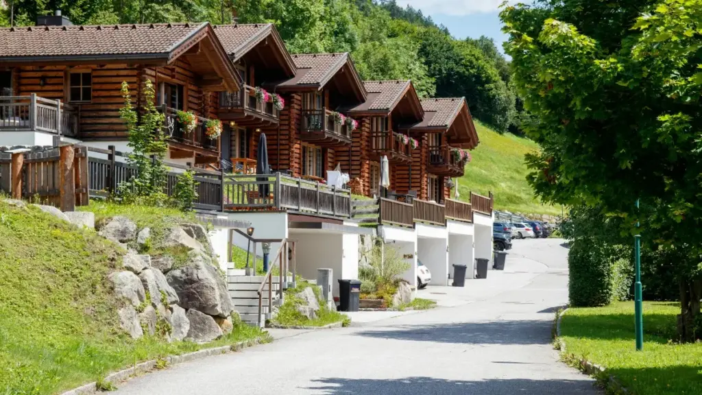 គន្លឹះសែនរ៉ូវសម្រាប់អ្នកបង្កើតខ្មែរ — វិធីទាក់ទងម៉ាករូម៉ានីលើ WhatsApp ដើម្បីចែកចាយសេវាកម្ម និងបេឡា។