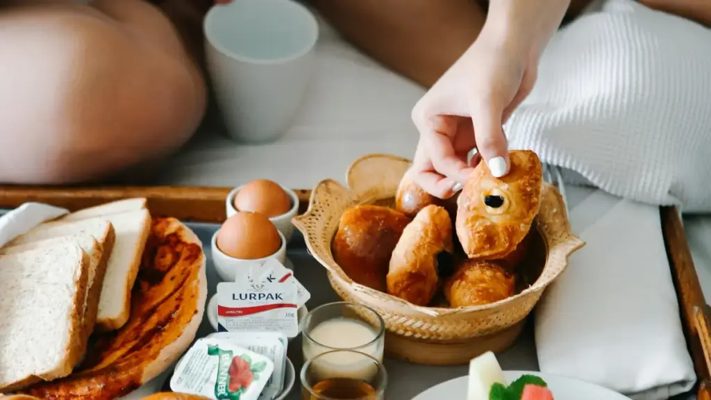 គន្លឹះអនឡាញ និងជាការអនុវត្តសម្រាប់អ្នកបង្កើតនៅកម្ពុជា ដើម្បីទាក់ទងម៉ាក​មីយ៉ាន់ម៉ាលក់លើ Lazada ដើម្បីថត unboxing និង testimonial ដោយយល់ពីឧបករណ៍ Lazada និងឆាកទីផ្សារ 2026។