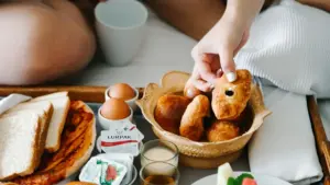 គន្លឹះអនឡាញ និងជាការអនុវត្តសម្រាប់អ្នកបង្កើតនៅកម្ពុជា ដើម្បីទាក់ទងម៉ាក​មីយ៉ាន់ម៉ាលក់លើ Lazada ដើម្បីថត unboxing និង testimonial ដោយយល់ពីឧបករណ៍ Lazada និងឆាកទីផ្សារ 2026។